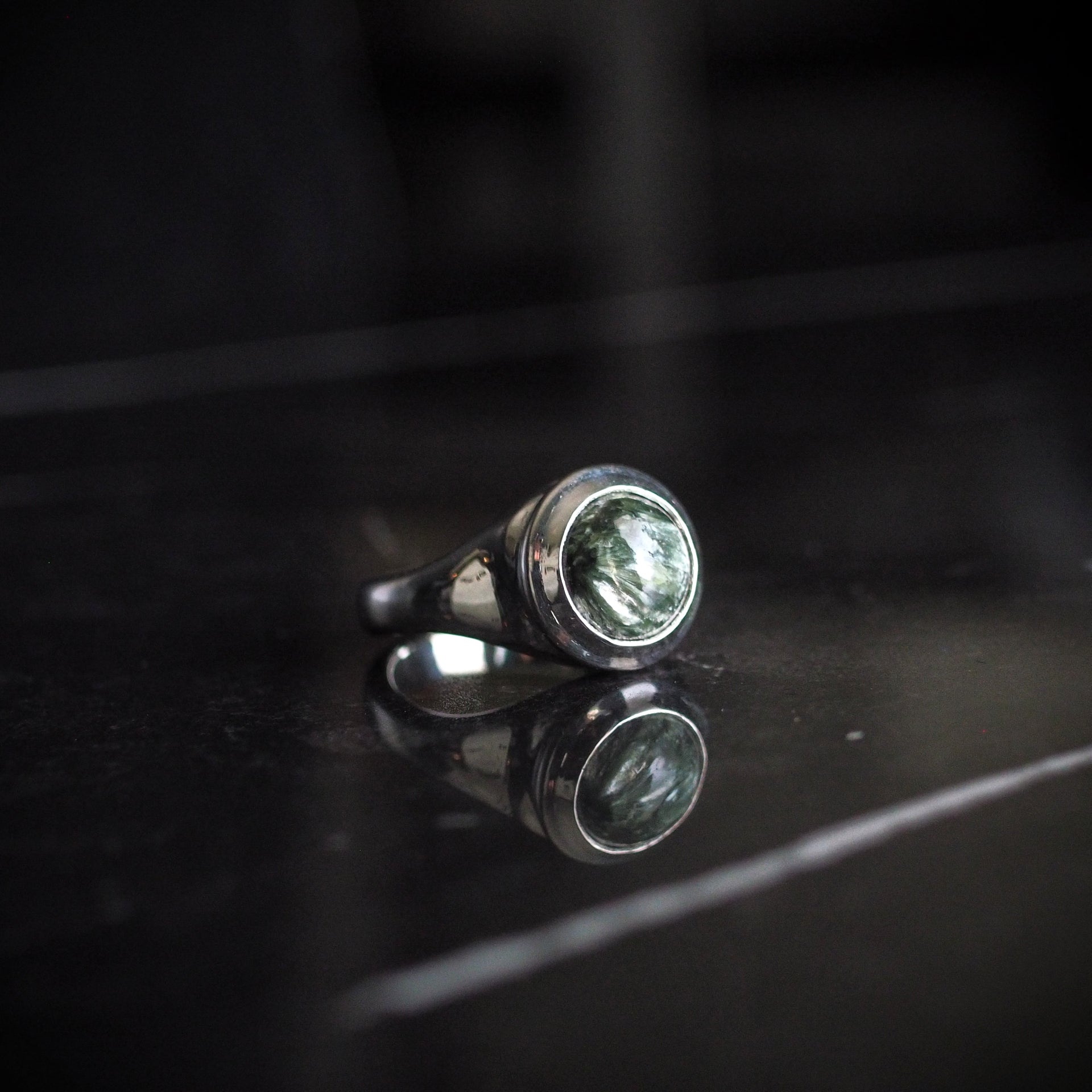 Cauldron Rings Seraphinite Cauldron Ring in Sterling Silver - Size 7 – Monothic