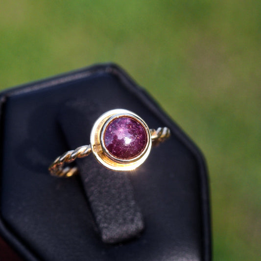 Minimalist 22kt gold ring with star ruby